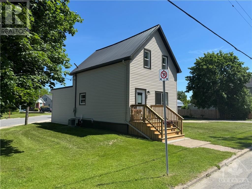 27 Anne Street, Smiths Falls, Ontario  K7A 2R1 - Photo 2 - 1407910